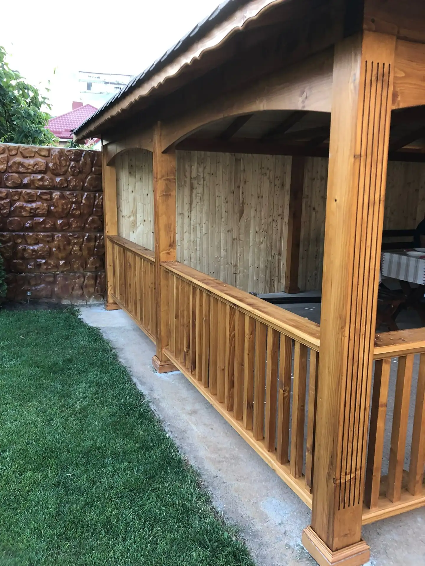 Foișor rustic din lemn